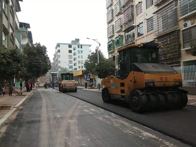 新田社區道路“白改黑”提質改造工程加速推進，通訊工程同步提升基建品質